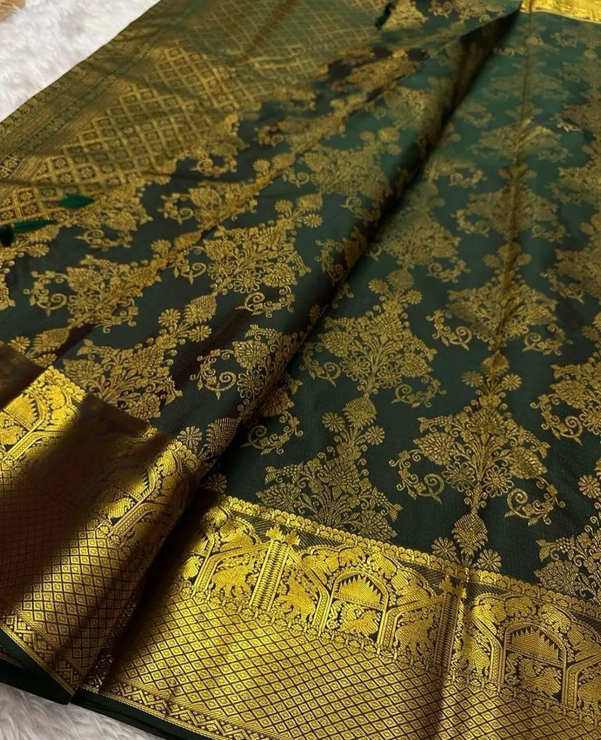 Deserving Dark Green Soft Banarasi Silk Saree With Exemplary Blouse Piece